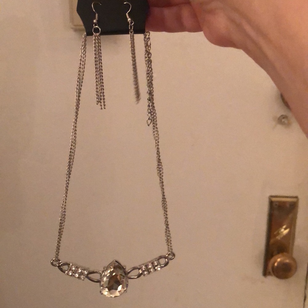 NECKLACE AND EARRINGS COSTUME JEWELRY